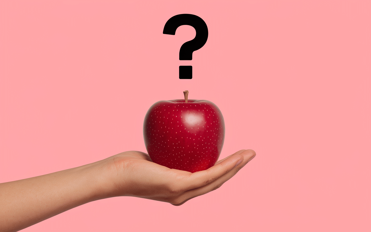 Main tenant trognon de pomme avec pépins