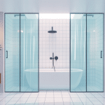 différents types de vitres pour douche dans une salle de bains contemporaine