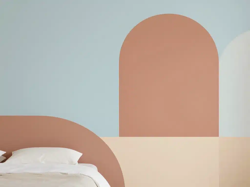 Mur accent et arches peinture chambre adulte tendance