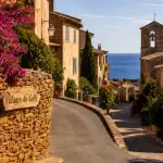 Beaux villages autour de Sainte-Maxime : ruelles, muret ocre et mer Méditerranée
