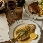 Table de brasserie Le Lyautey à Versailles avec plats français