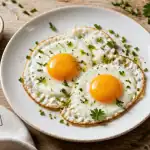Calorie oeuf au plat sur assiette avec herbes