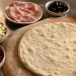 ingredient pizza : pâte, tomates et mozzarella pour pizza maison