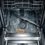 Comment fonctionne un lave vaisselle : eau chaude, pompe et cycle 4 temps