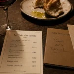 Gaillac restaurant : deux verres de vin, carte de menu et ambiance bistrot