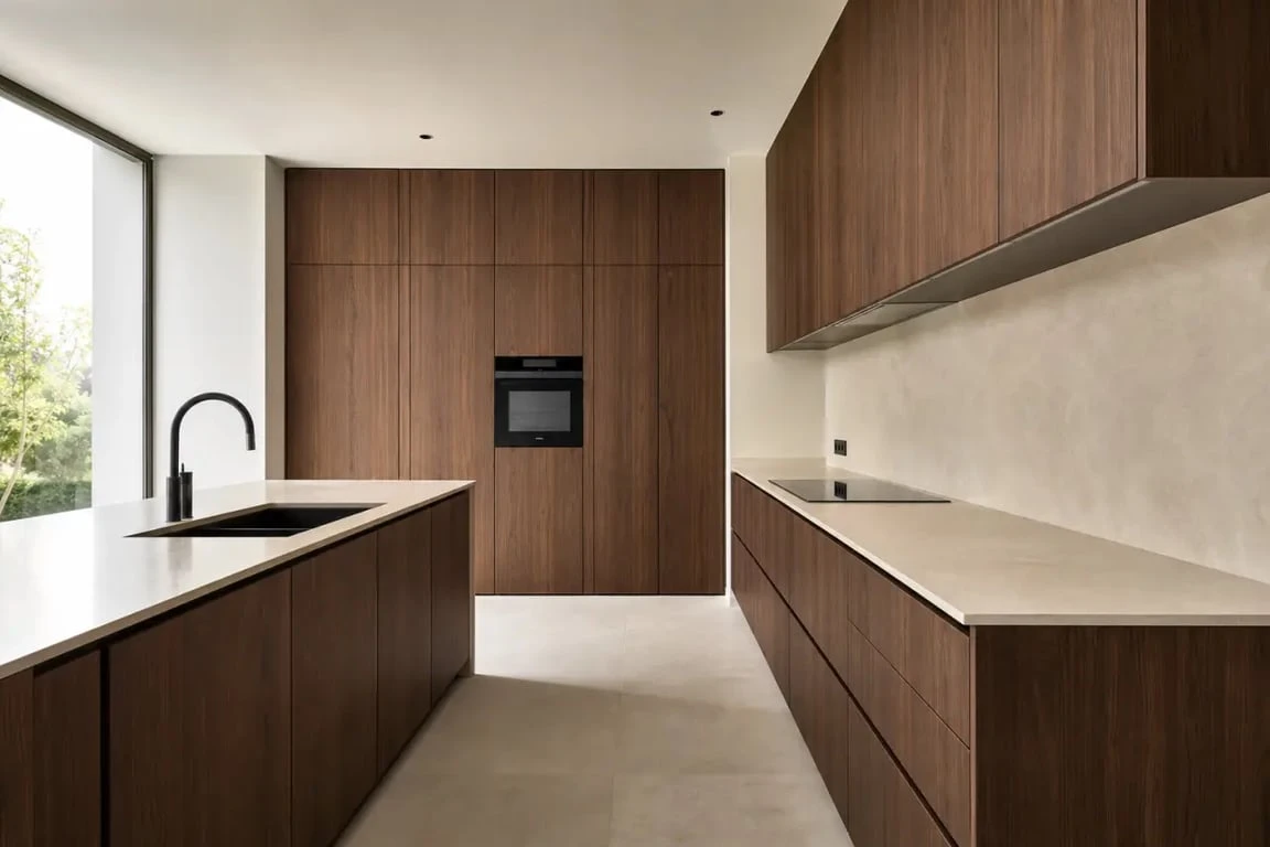 Cuisine noyer contemporaine haut de gamme avec façades en noyer mat et plan de travail clair