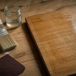 Vernis bois alimentaire sur table en chêne, pinceau et chiffon